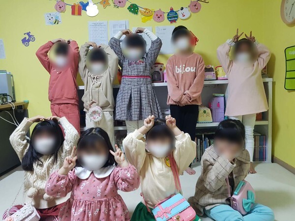 사진: 저소득층 여성청소년 위한 피복비와 특식비 전달 현장 [제공 = 지파운데이션]