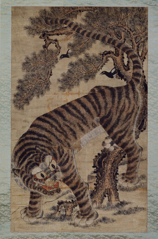 사진: 호작도(鵲虎圖), 조선, 종이, 134.6x80.6cm, 국립중앙박물관, 서울, 대한민국. [제공 = 아트램프]