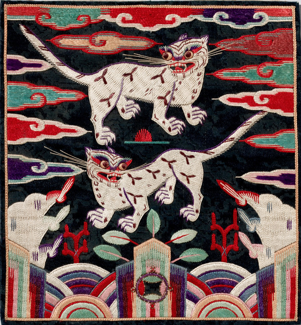 사진: 쌍호흉배(雙虎胸背), 조선, 섬유, 18.3x16.9cm, 국립중앙박물관, 서울, 대한민국. [제공 = 아트램프]