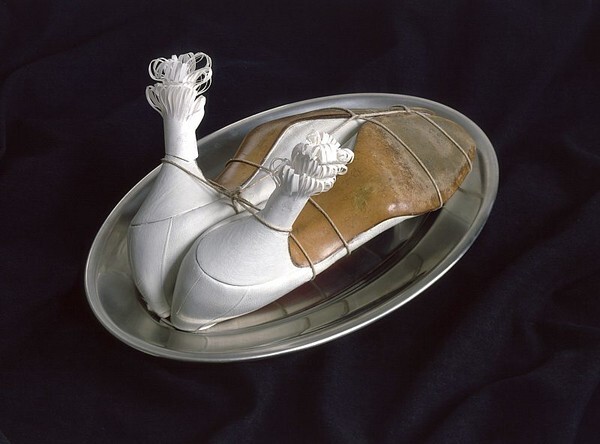 사진: Méret Oppenheim, Ma Gouvernante (My Nurse or Mein Kindermädchen), 1936, metal plate, shoes, string, paper, Moderna Museet, Stockholm, Sweden. © Meret Oppenheim/Bildupphovsrätt 2020. [사진 제공 = 아트램프]