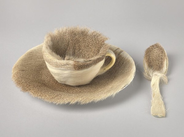 사진: Méret Oppenheim, Object (Breakfast in Fur), 1936, cup, saucer and spoon covered in Chinese gazelle fur, Museum of Modern Art, New York, USA. © 2019 Artists Rights Society (ARS), New York / Pro Litteris, Zurich. [사진 제공 = 아트램프]