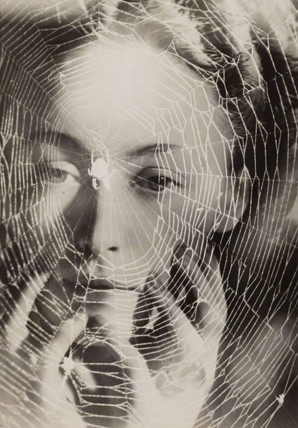 사진: Dora Maar, The years lie in wait for you, Portrait of Nusch Eluard, c. 1935, photograph, gelatin silver print on paper, The William Talbott Hillman Collection © ADAGP, Paris and DACS, London 2019. [사진 제공 = 아트램프]
