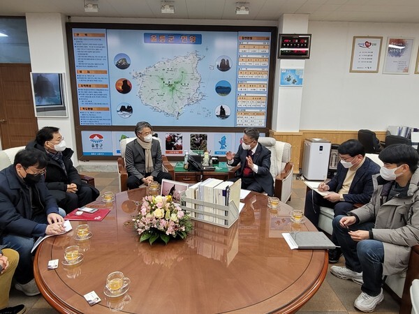 사진: 13일 울릉군에서 이승정 한국문화예술회관연합회 회장과 김병수 울릉군수가 관계자들과 의견을 나누고 있다. [제공 = 한국문화예술회관연합회]