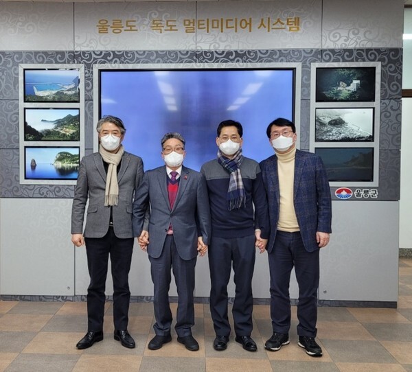 사진: (왼쪽부터) 이승정 한국문화예술회관연합회 회장, 김병수 울릉군수, 윤광식 서울･인천지회장(성동문화재단 대표이사), 정윤태 울릉군 관광문화체육과 과장 [제공 = 한국문화예술회관연합회]